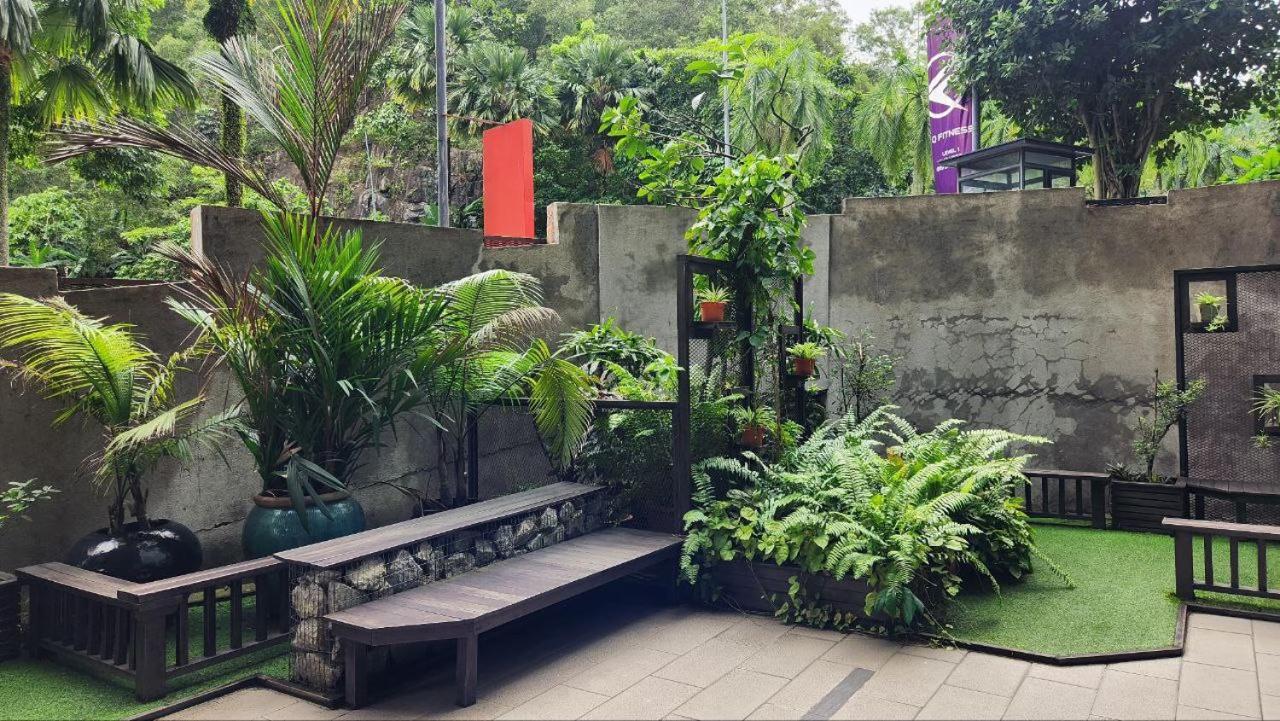 Qliq Damansara Hotel Petaling Jaya Exterior photo