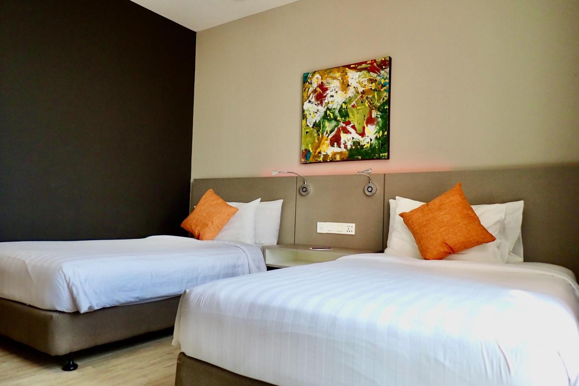 Qliq Damansara Hotel Petaling Jaya Exterior photo
