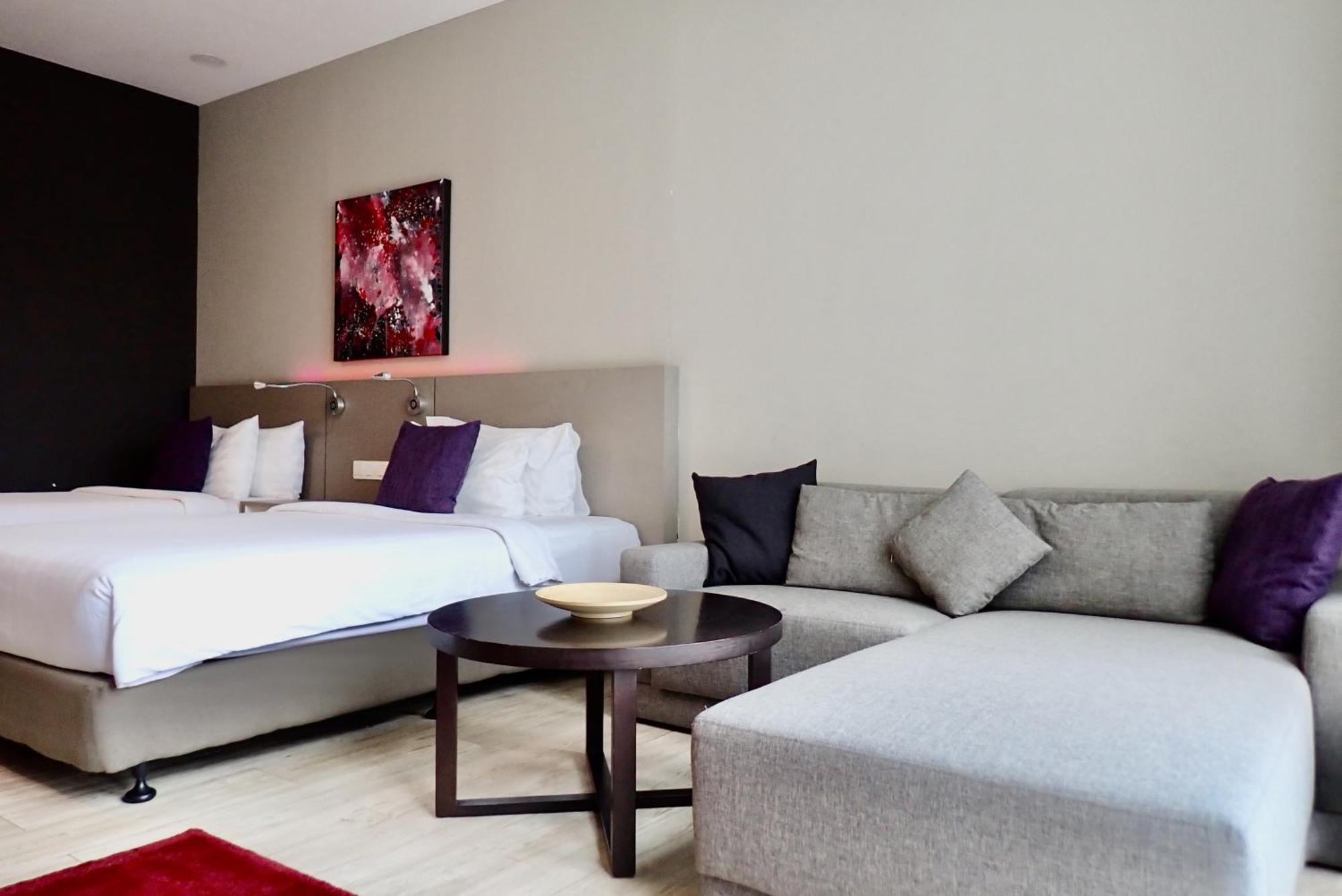 Qliq Damansara Hotel Petaling Jaya Exterior photo