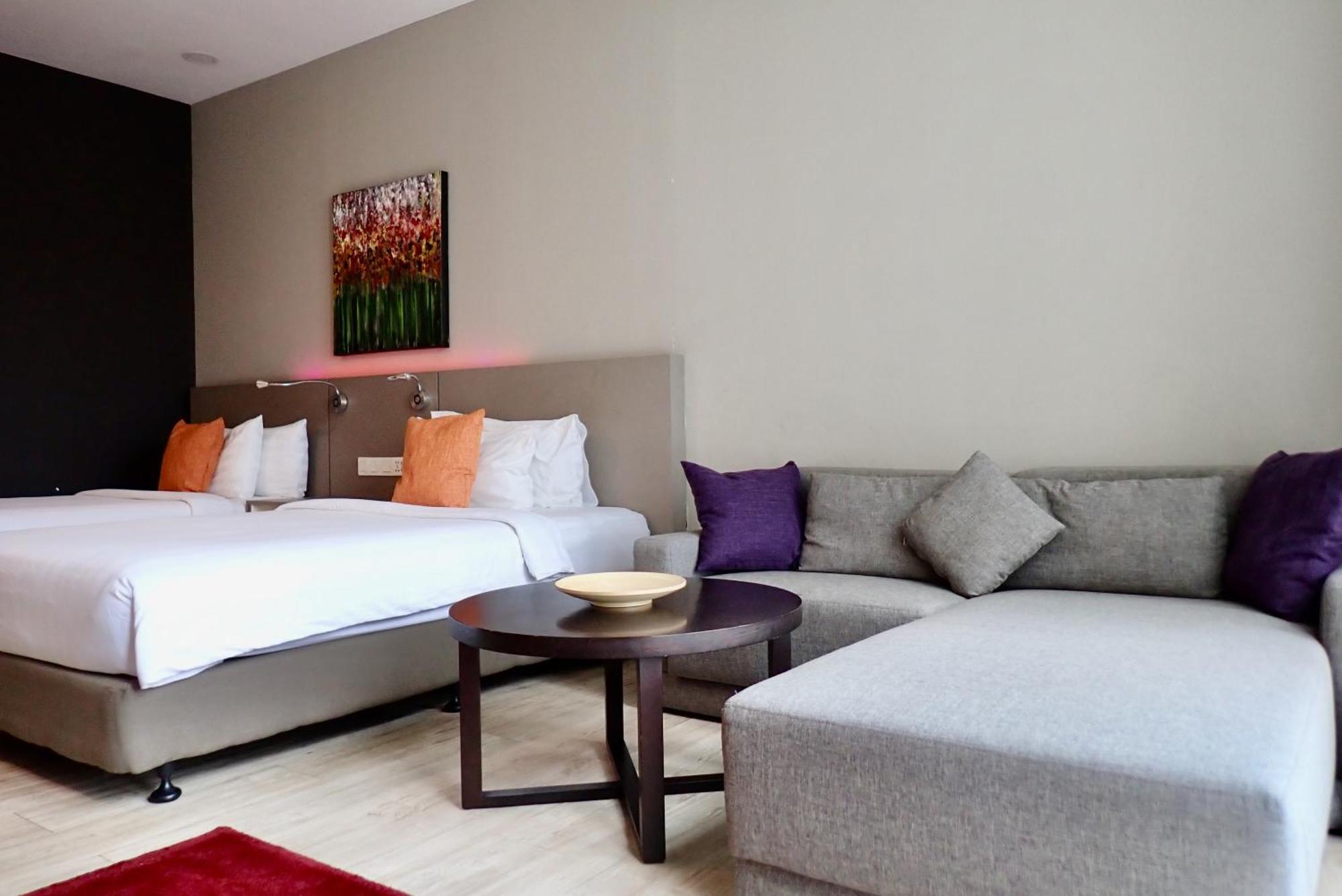 Qliq Damansara Hotel Petaling Jaya Exterior photo