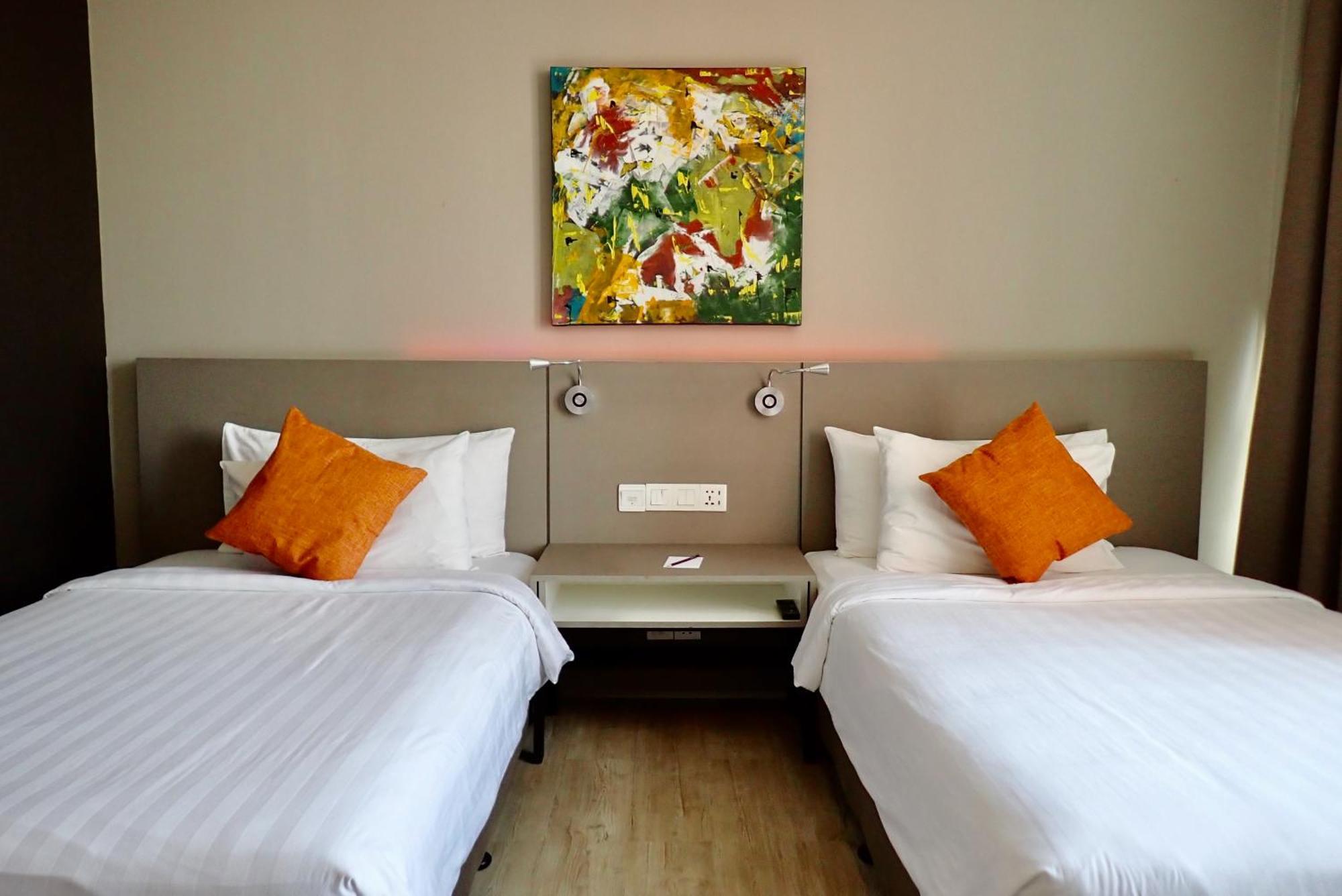 Qliq Damansara Hotel Petaling Jaya Exterior photo