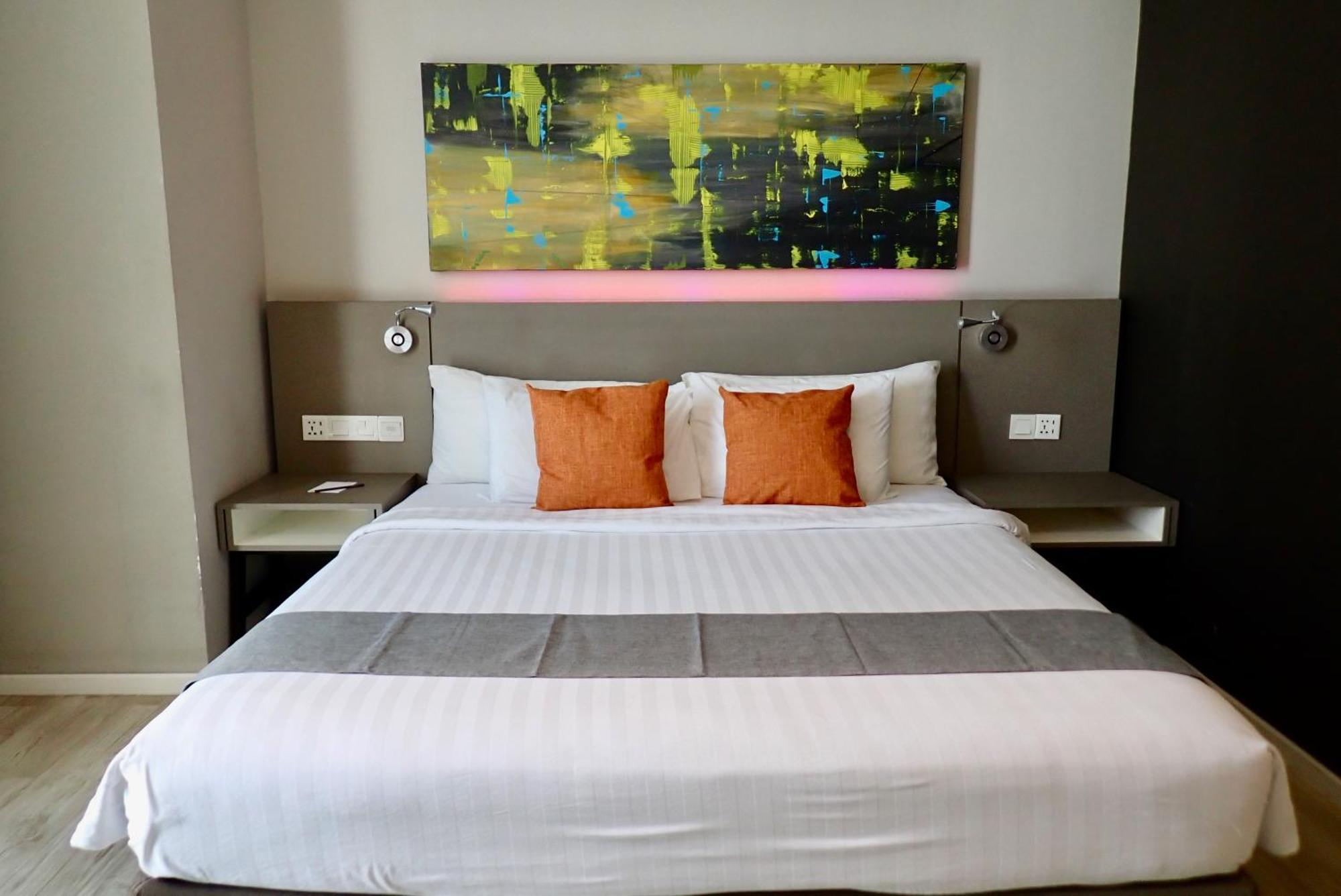 Qliq Damansara Hotel Petaling Jaya Exterior photo