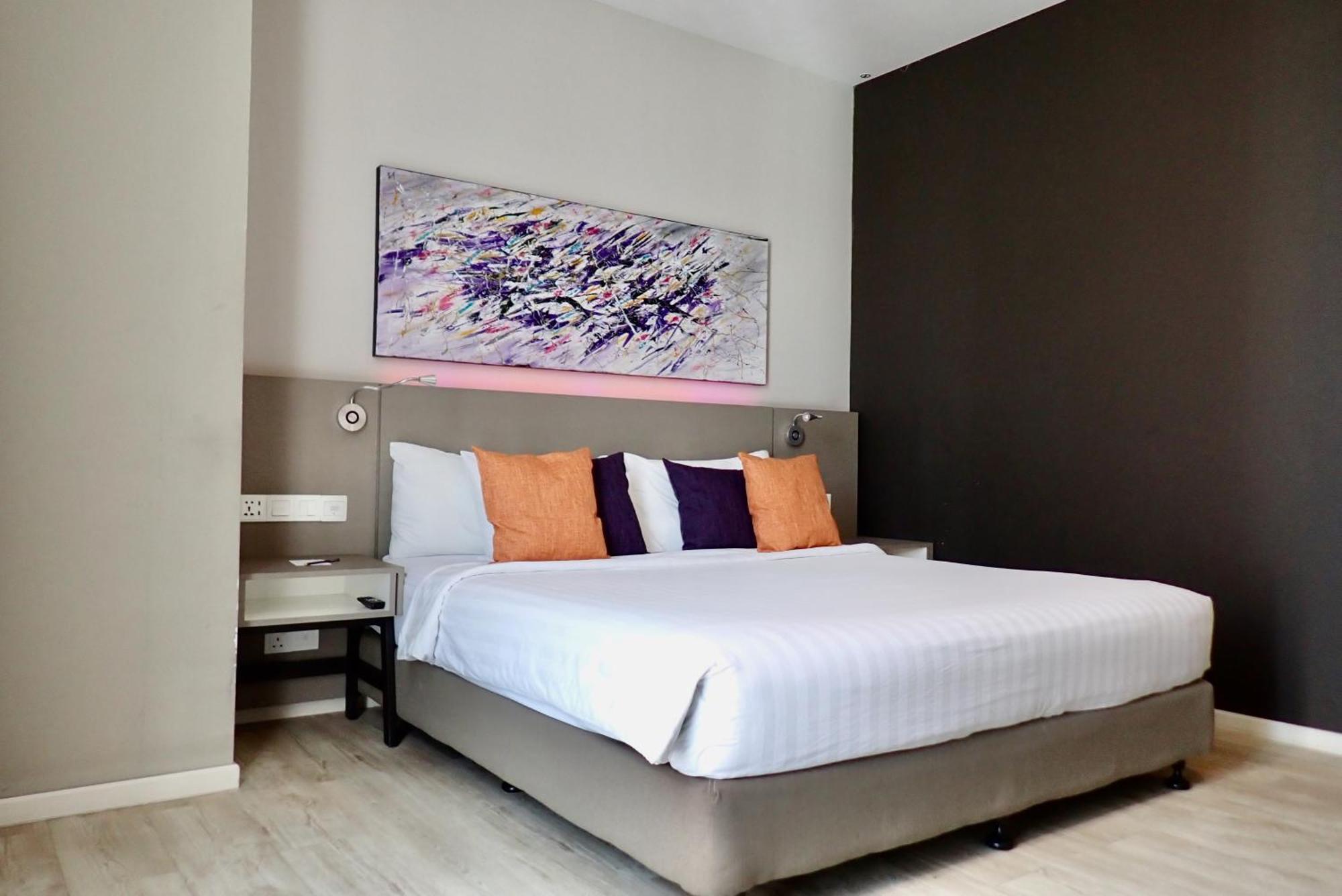 Qliq Damansara Hotel Petaling Jaya Exterior photo