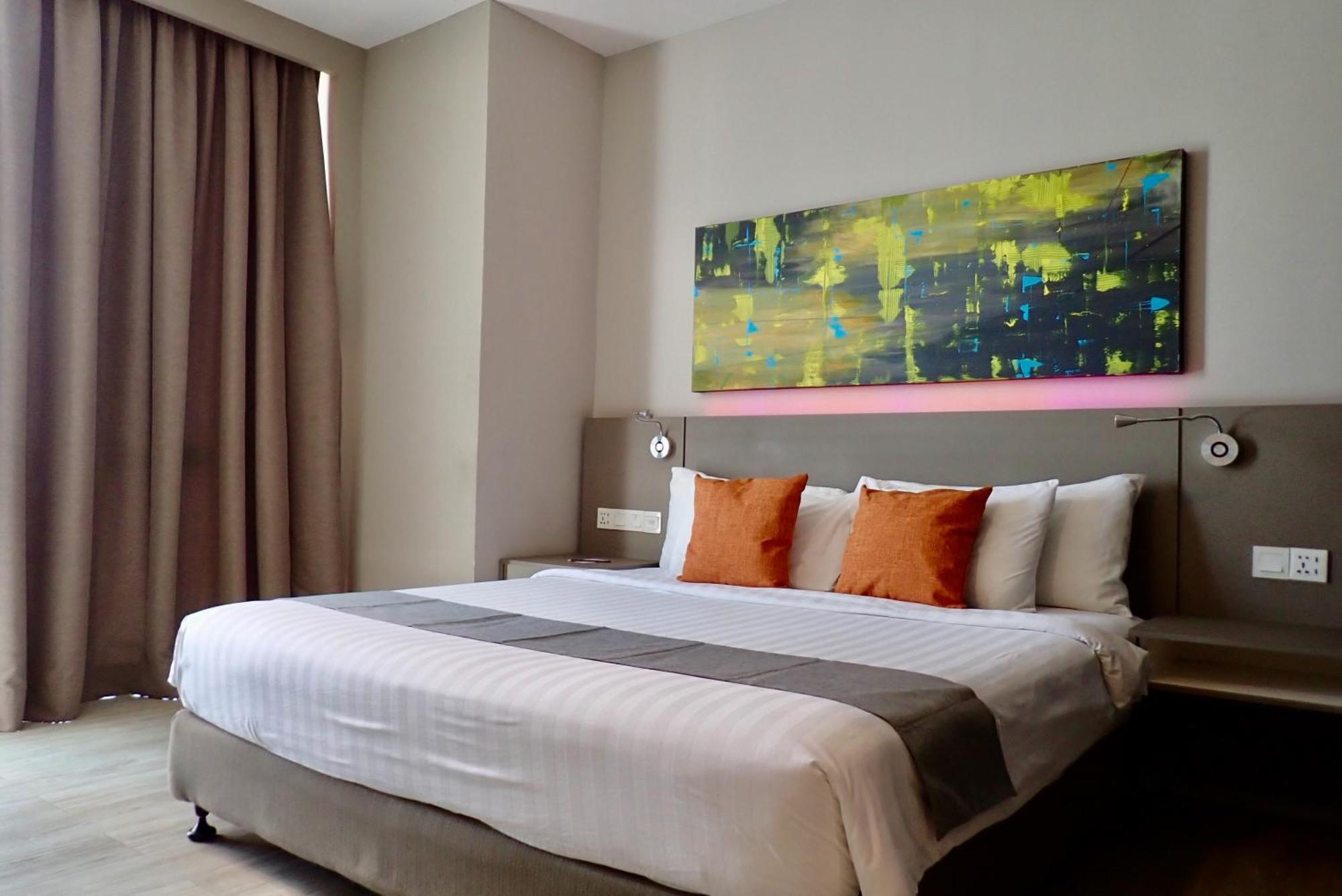 Qliq Damansara Hotel Petaling Jaya Exterior photo