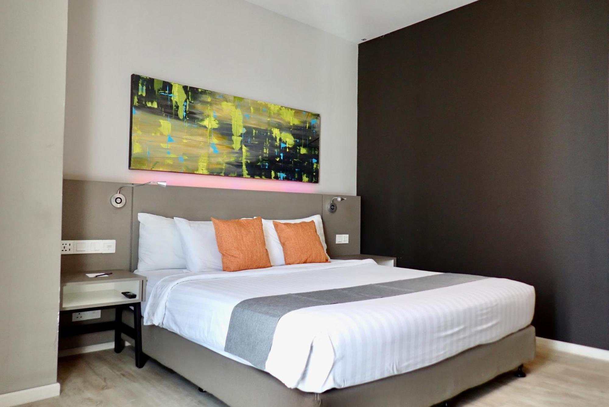 Qliq Damansara Hotel Petaling Jaya Exterior photo