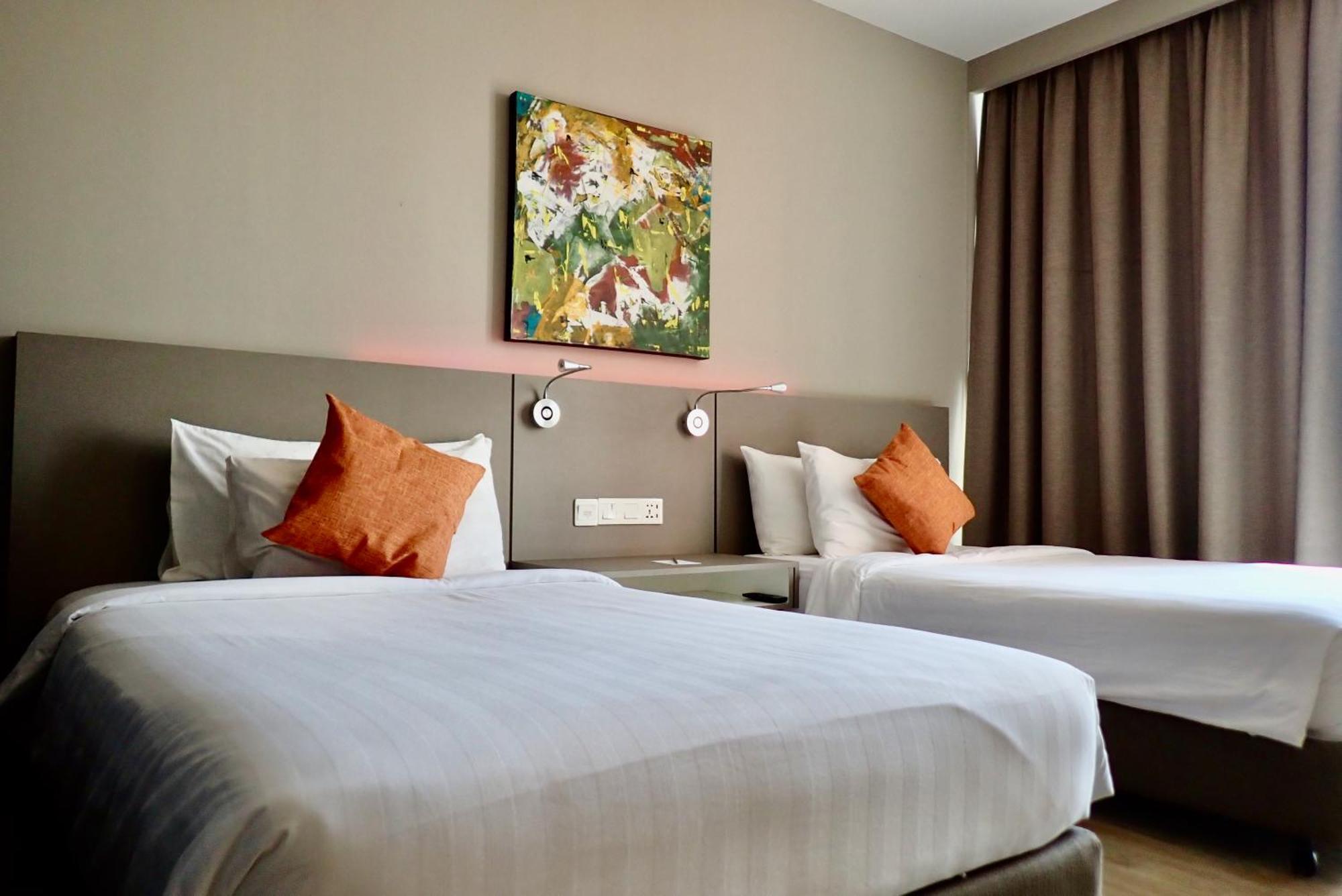 Qliq Damansara Hotel Petaling Jaya Exterior photo